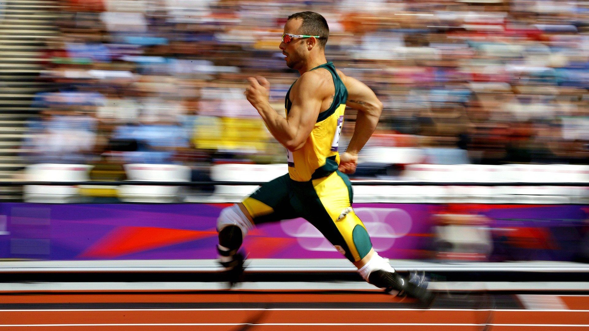 赛道上的逆袭，拉塞尔高光表现助梅赛德斯力克迈凯伦