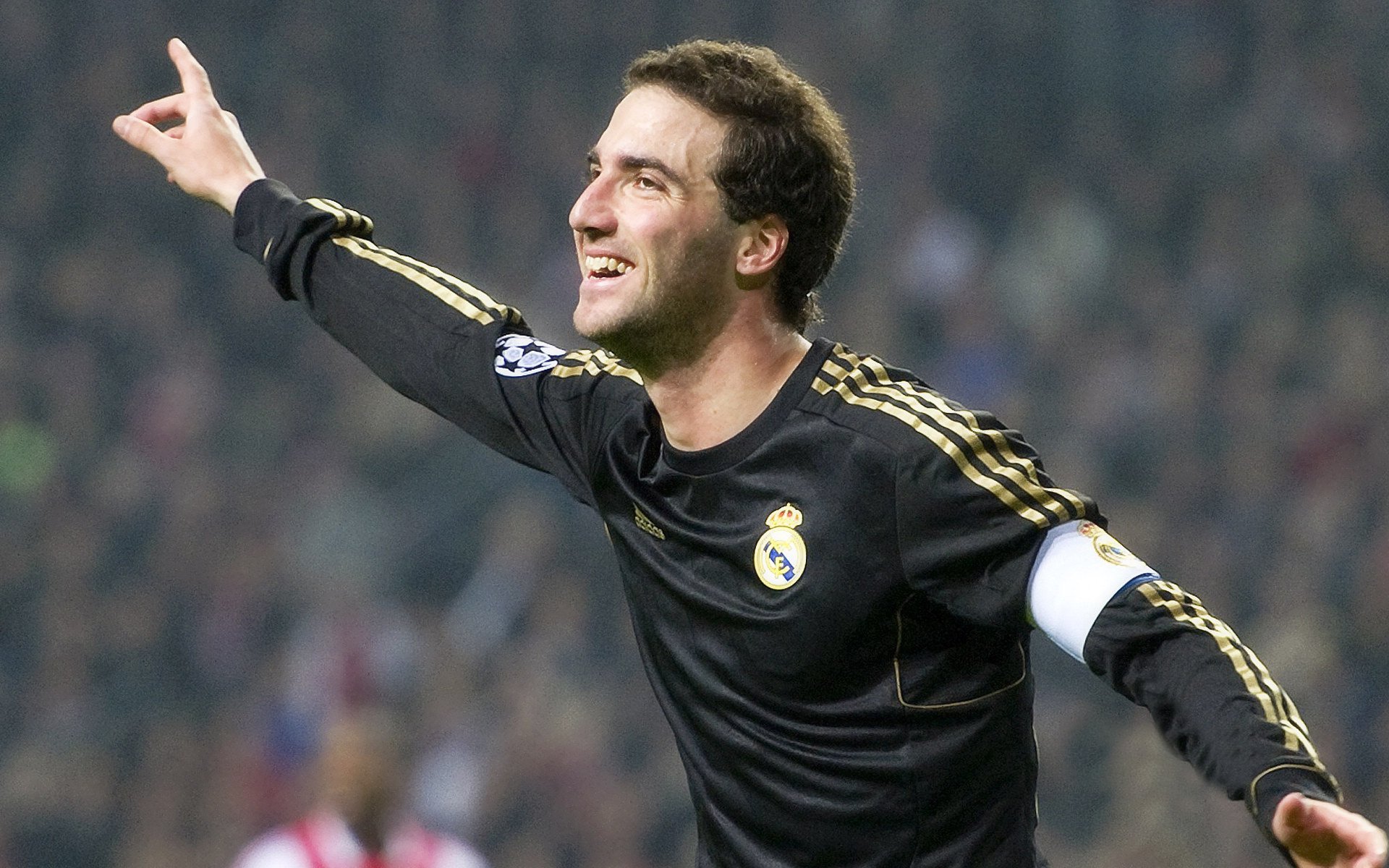 那不勒斯险胜乌拉圭，卡瓦哈尔惊艳四座，一场跨越时空的足球幻想